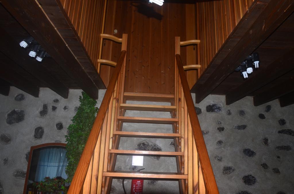 Join Our Relaxed House Near The Beach - Mosteiros Mosteiros  Esterno foto