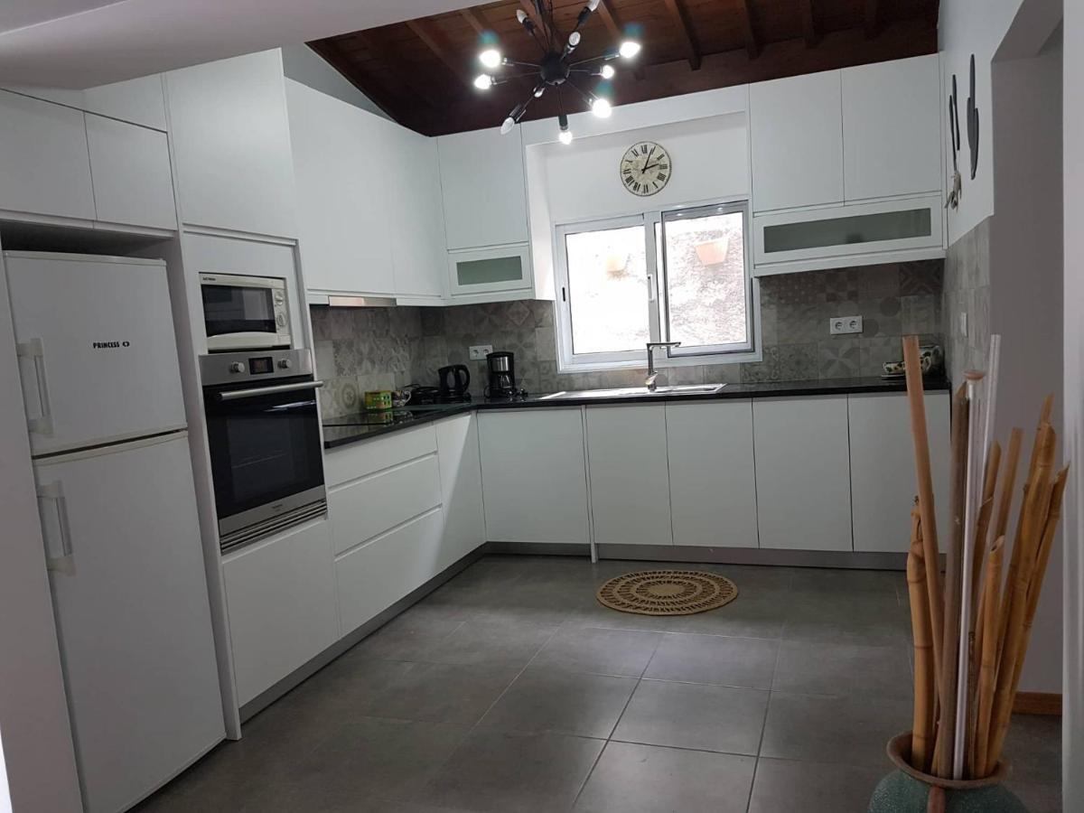 Join Our Relaxed House Near The Beach - Mosteiros Mosteiros  Esterno foto