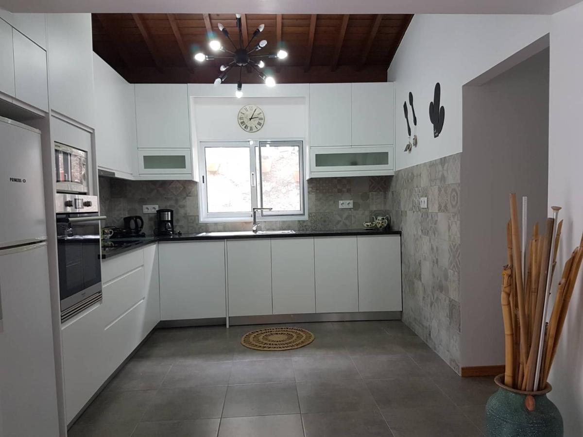 Join Our Relaxed House Near The Beach - Mosteiros Mosteiros  Esterno foto