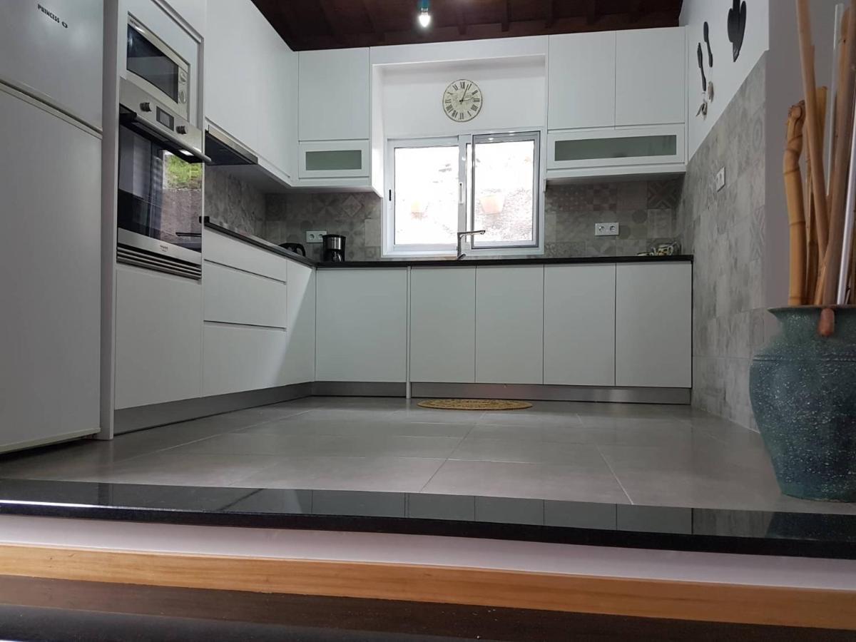 Join Our Relaxed House Near The Beach - Mosteiros Mosteiros  Esterno foto